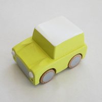 Kiko+ Kuruma Spielzeugauto aus Holz mit Rückziehmotor (ab 3 Jahren) in Gelb
