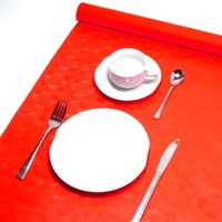 Tischdecke in Rot auf Rolle im hübschen Damastdesign