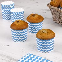 Muffinförmchen mit blauen Wellen